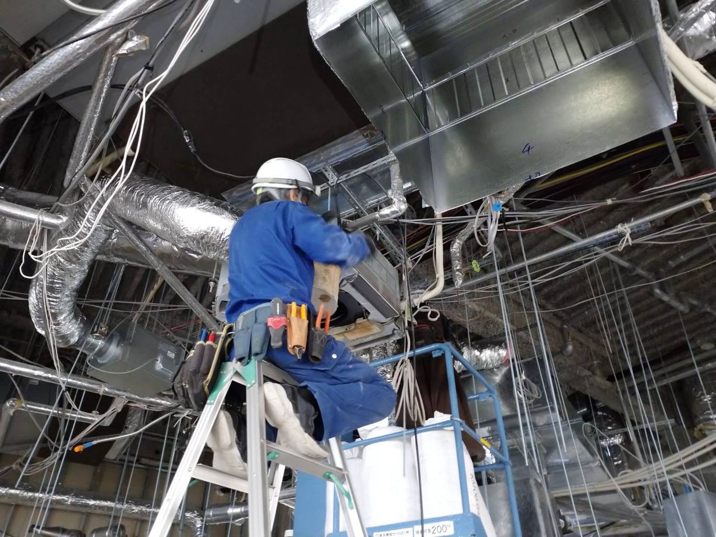 空調設備工事の作業風景