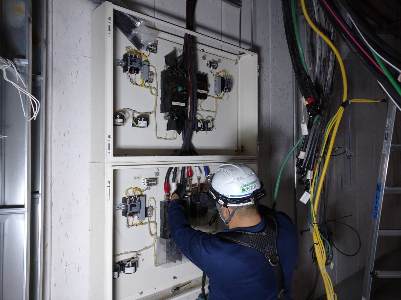 電気設備工事の作業風景